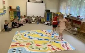 Dziwczynki w czasie zabawy "Wyścig st&oacute;p"