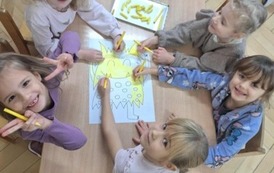 Przedszkolaki w czasie zajęć plastycznych.