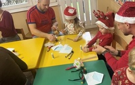 Dzieci i rodzice w czasie wykonywania ozdoby.
