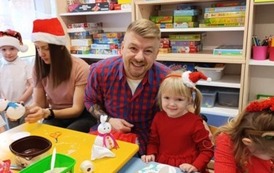 Dziewczynka z tatą rezentująca bałwanka.