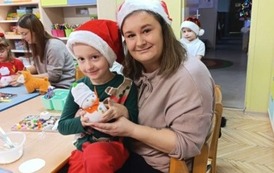 Chłopiec z mamą prezentujący bałwanka.