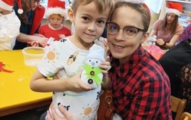 Chłopiec z mamą prezentujący bałwanka.