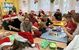 Dzieci i rodzice w czasie wykonywania bałwanka.