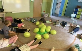 Przedszkolaki w czasie relaksacji
