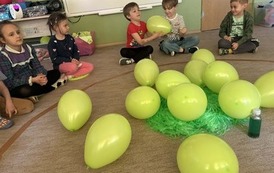 Dzieci rozmawiające o spokoju