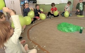 Przedszkolaki w czasie zabaw z balonami
