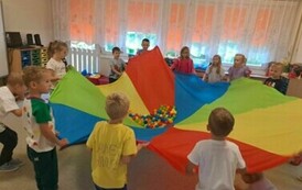 zabawy z chustą- grupa 3