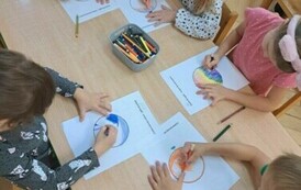 praca plastyczna -dzieci z grupy 3 przekształcają kropkę 