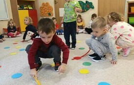 dzieci z grupy 2 segregują kropki