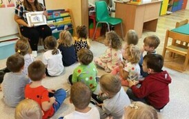 Dzieci z grupy pierwszej słuchają bajki czytanej przez nauczyciela