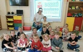 Dzieci pozują z zaproszonym gościem.