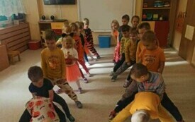 Podawanie dyni między nogami.