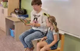Mama z c&oacute;rką czytające ksiażkę