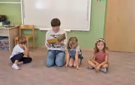 Gość czytający zagadki