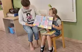 Mama z c&oacute;rką prezentują ilustrację z książki