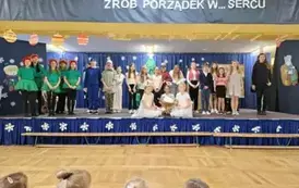 Wszyscy aktorzy stoją na scenie