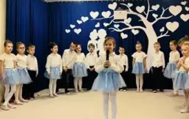 Dziewczynka zaprasza do koncertu