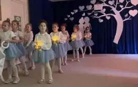 Dziewczynki z grupy starszak&oacute;w tańczą ze wstążkami i lampionami