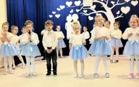 Dzieci z Grupy 3 stoją na środku sceny i recytują wierszyki