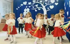 Dzieci z Grupy 1 tańczą z kolorowymi wstążkami