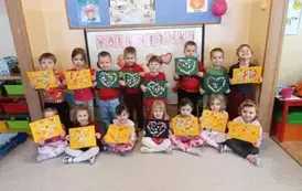 Grupa Maluch&oacute;w pokazuje swoje prace plastyczne 
