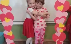Dziewczynki przytulają się