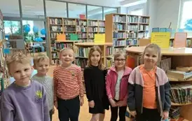 Dzieci stoją w bibliotece