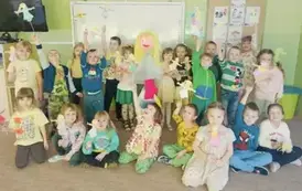 Zdjęcie grupowe Średniak&oacute;w z małymi kukiełkami marzanny