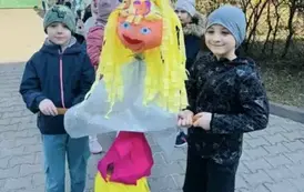Dzieci z Grupy 3 idą z kukłą marzanny na spacer