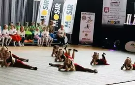 dziewczynki z miejskiego przedszkola nr 14 robią szpagaty