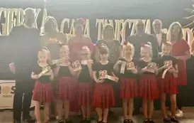 Zdjęcie grupowe dziewczynek z dyrektorem i nauczycielkami, organizatorami konkursu, prezydentem miasta zgierza oraz jeżem