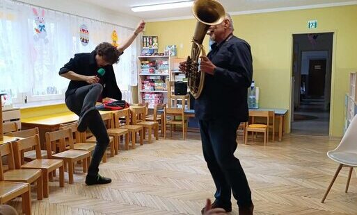 Muzycy grają na instrumencie